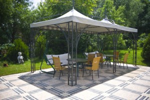 Ein Garten mit einem Tisch überdacht von einem Pavillion