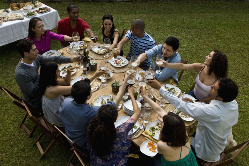 Freunde essen im Garten