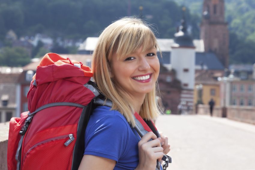 Frau mit Rucksack