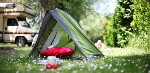 Campingurlaub mit Zelt und Wohnwagen