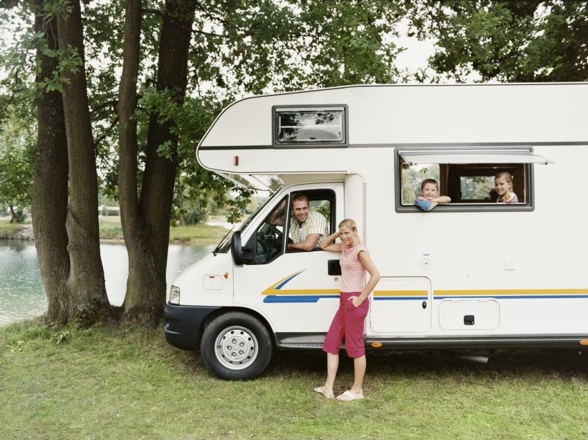 Familie im Campingwagen