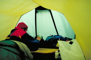 Artikelgebend ist die richtige Ausrüstung fürs Zelten im Herbst.